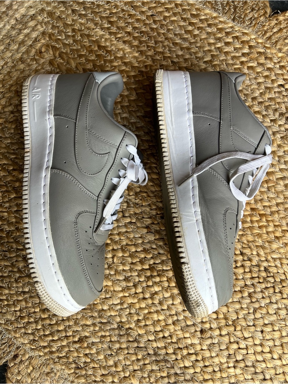 Nike Air Force 1 Men’s Gray Leather Low-Top Sneakers with White Laces Size 10 - Picture 3 of 6
